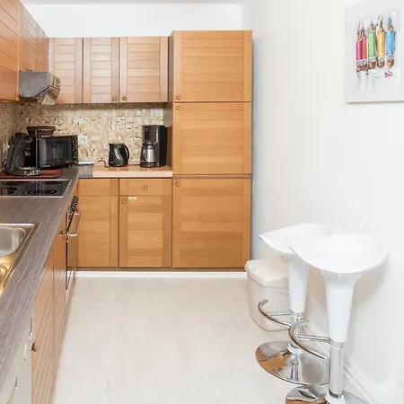 Quaint In With Private Garden דירה *