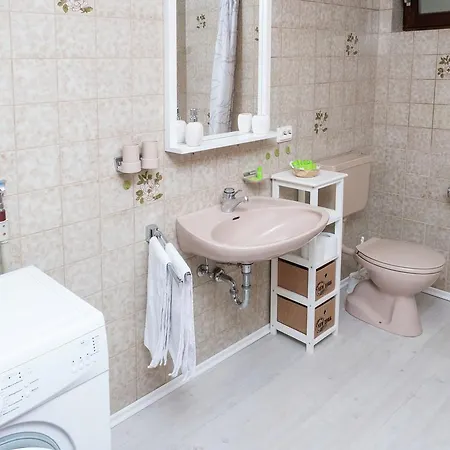 Quaint In With Private Garden דירה